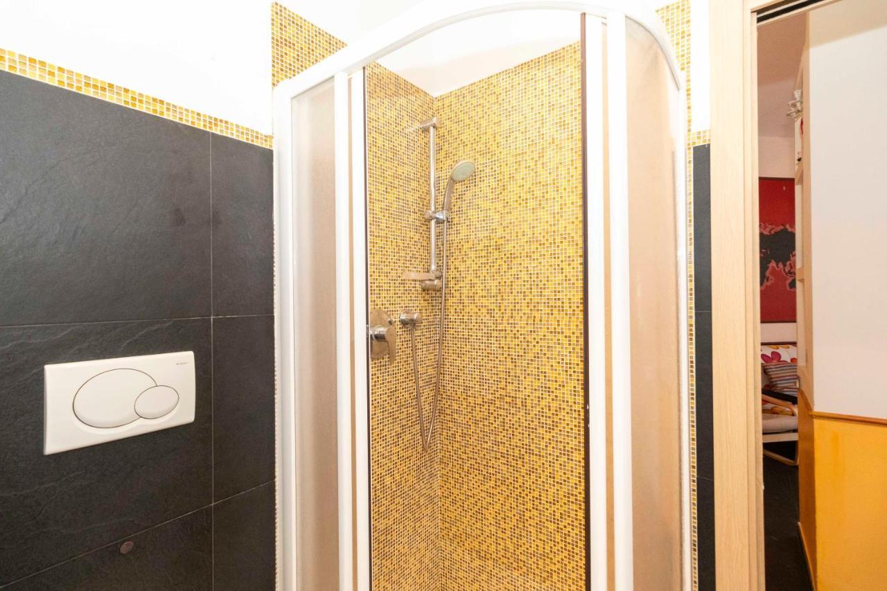 Colourful & Cozy Apartment Cenisia Турин Экстерьер фото